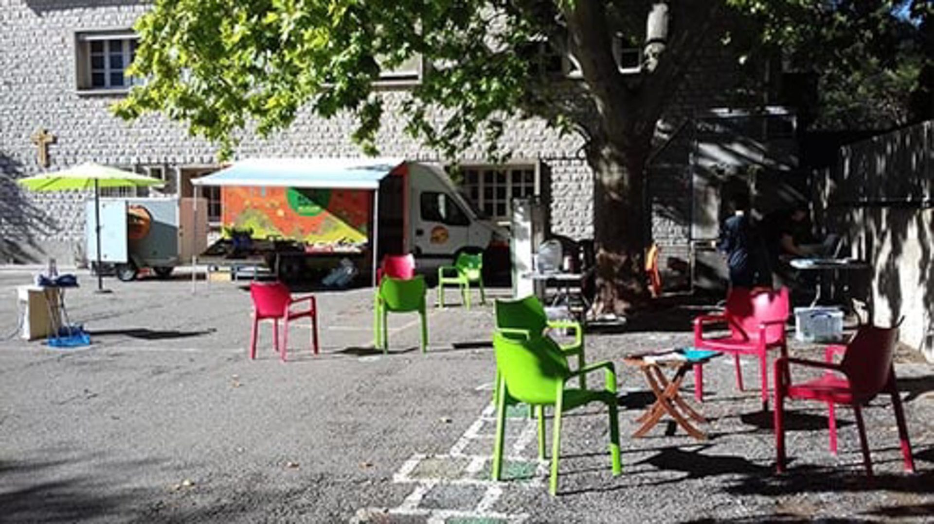 Le camion Roul’Contact dans un village